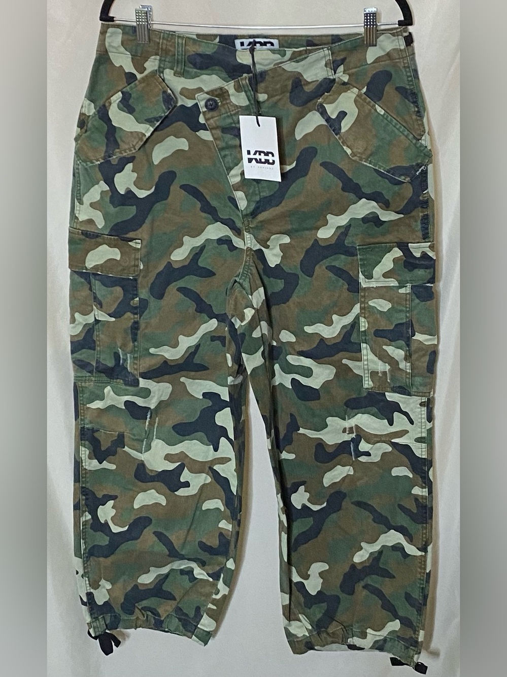 NWT KBB by KAHLANA Women's Mid-Rise Dark Camo 'The Cargo Jogger' Pants - Picture 3 of 12